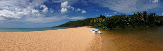 Panorama du site ou se déroule les activités proposés par MKG Centre Nautique sur la plage de Grande-anse Deshaies en Guadeloupe