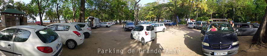 Parking de la plage de Grande-Anse Deshaies en Guadeloupe, devant MKG Centre Nautique